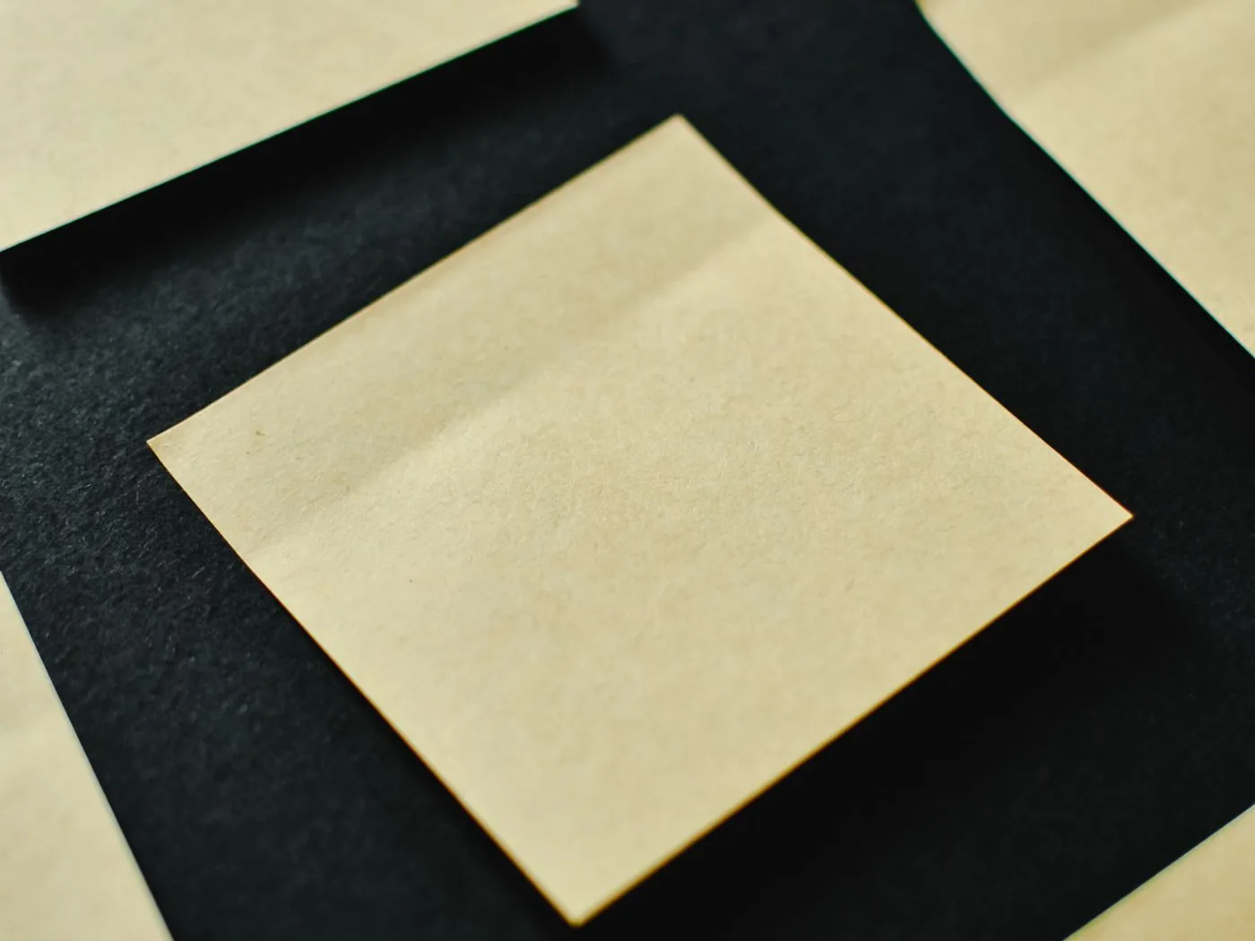 黒い台紙の上に等間隔で並べられた、文字の書かれていない付箋。