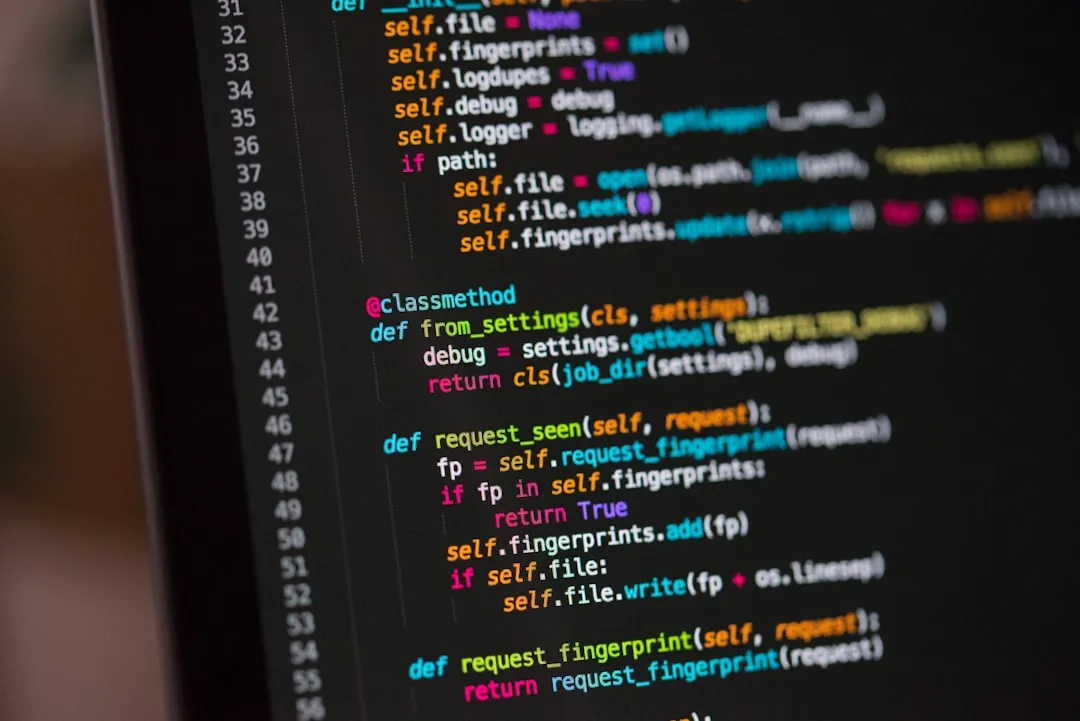 ディスプレイに表示されたプログラムのソースコード。行番号と、色分けされた命令の文字列が並んでいる。
