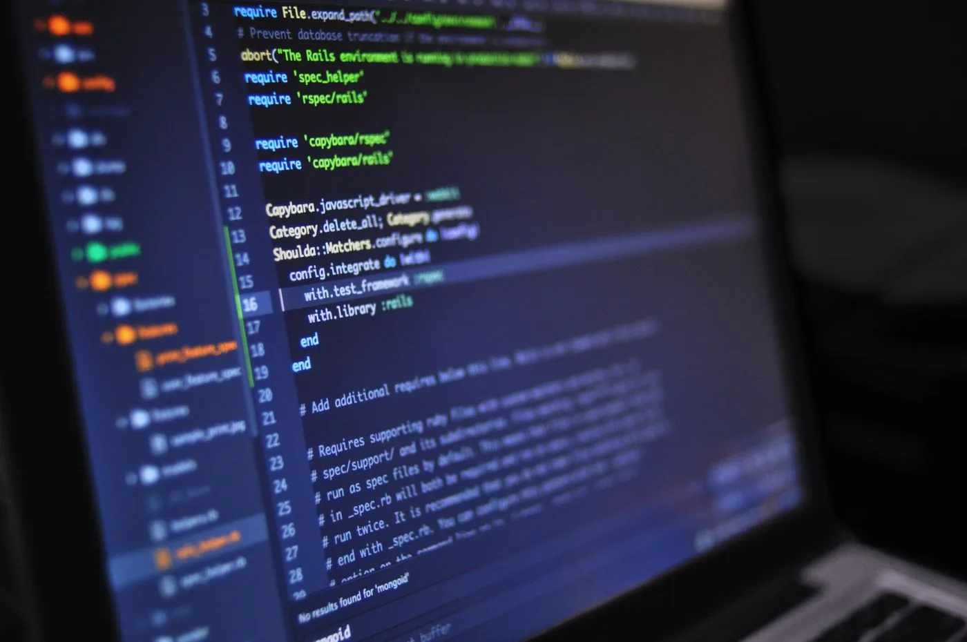 ノートパソコンの画面に表示されたプログラムのソースコードのクローズアップ。
